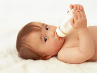 ミルクを飲む赤ちゃん（乳児、新生児）